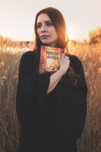 Read more about the article Ania i promocja jej książki „Pamiętam tylko ogień”